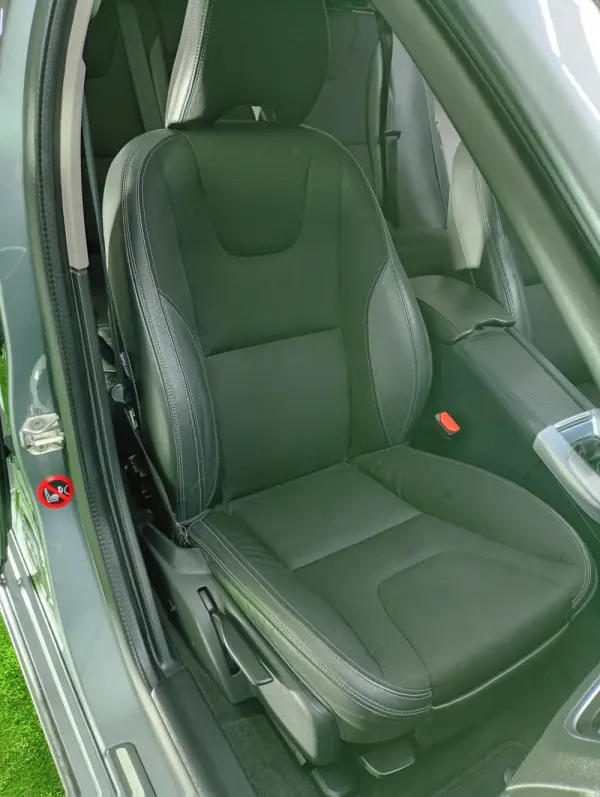 Volvo V60 2.0 D2 R-Design Momentum 34