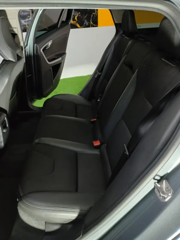 Volvo V60 2.0 D2 R-Design Momentum 35