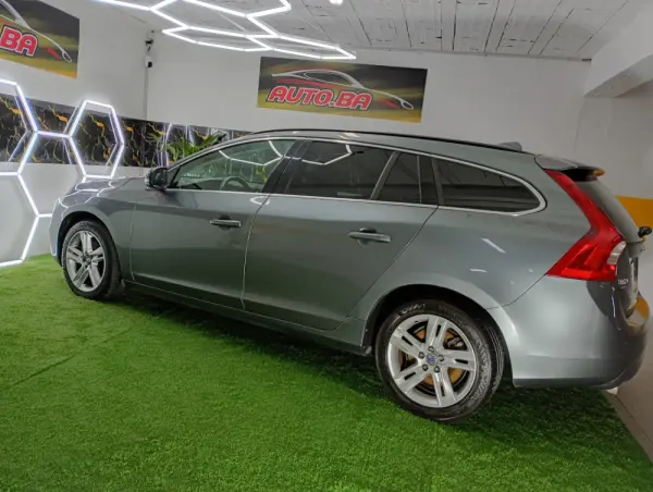 Volvo V60 2.0 D2 R-Design Momentum 44