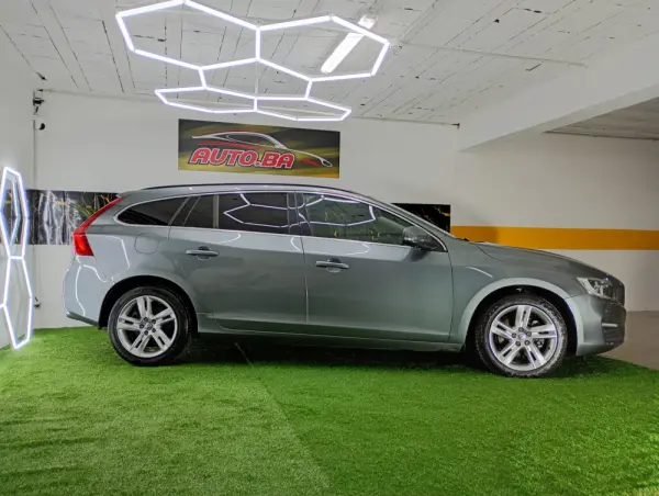 Volvo V60 2.0 D2 R-Design Momentum 48
