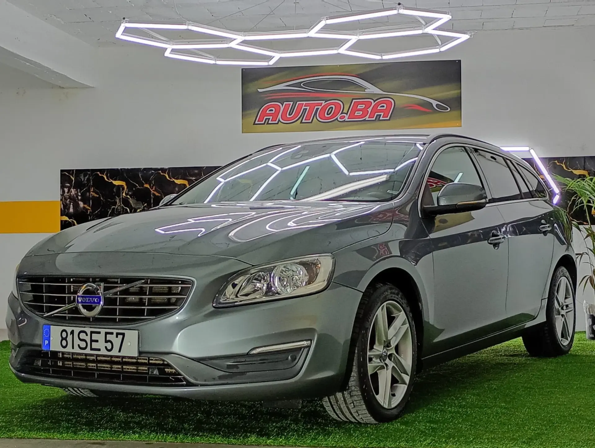 Volvo V60 2.0 D2 R-Design Momentum 1