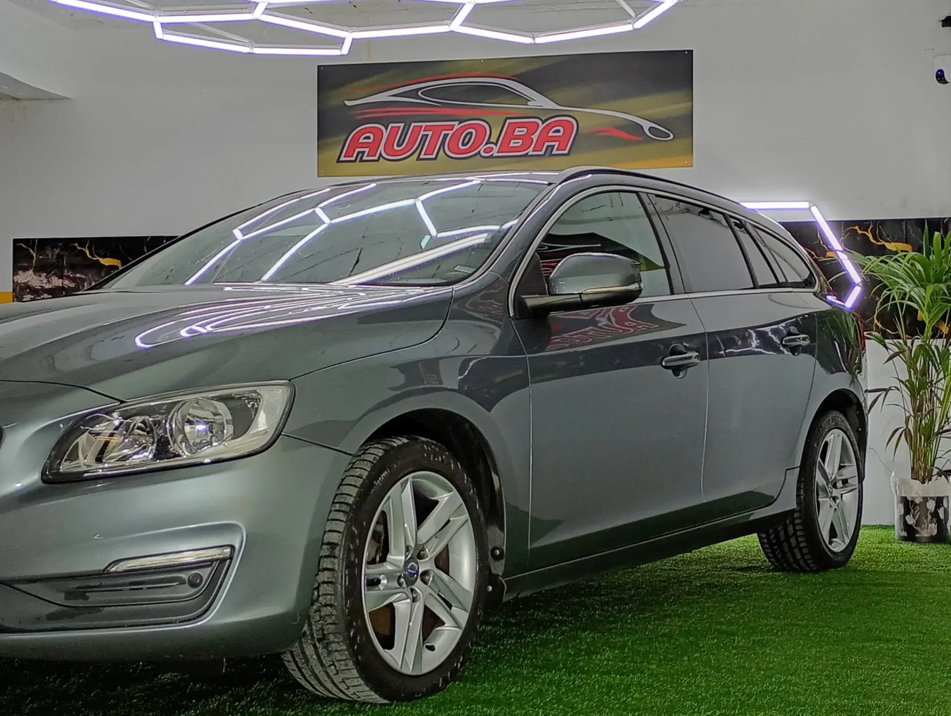 Volvo V60 2.0 D2 R-Design Momentum 4