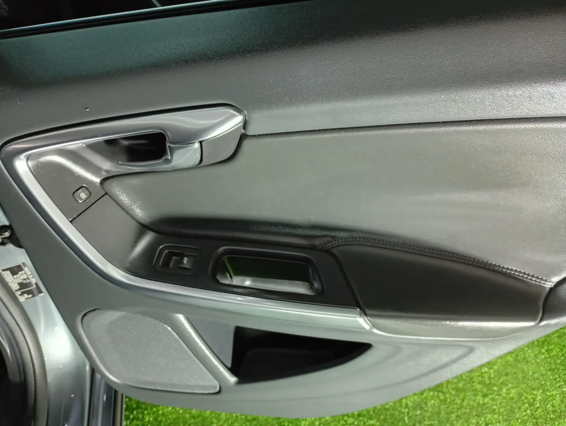 Volvo V60 2.0 D2 R-Design Momentum 27
