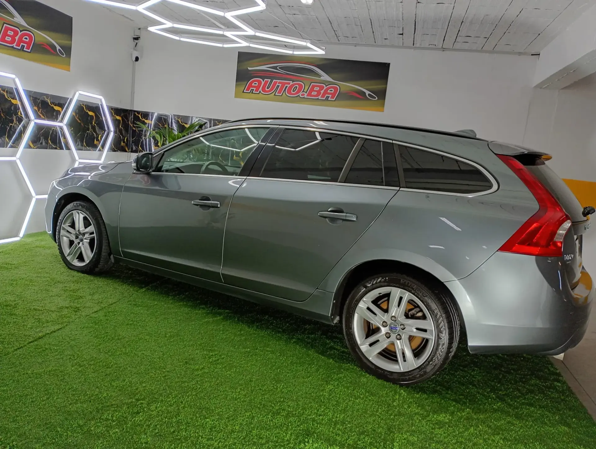 Volvo V60 2.0 D2 R-Design Momentum 44