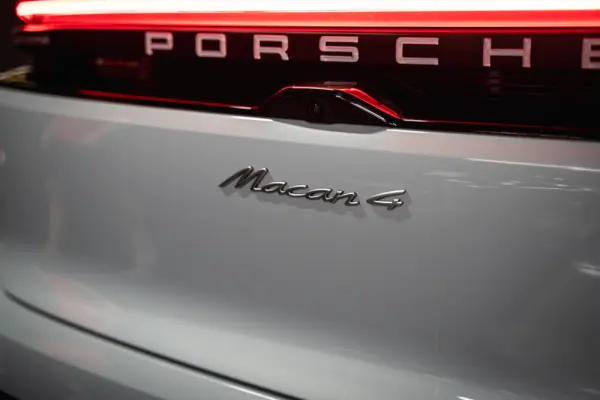 Porsche Macan Electric 4 26