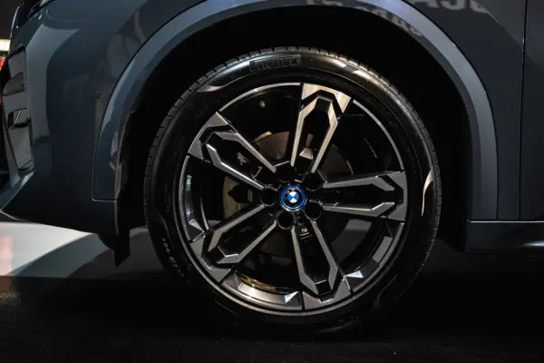 BMW iX2 eDrive20 Pack Desportivo M 6