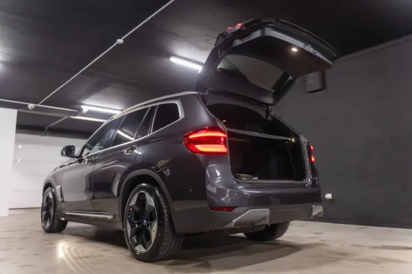 BMW iX3 Inspiring 31