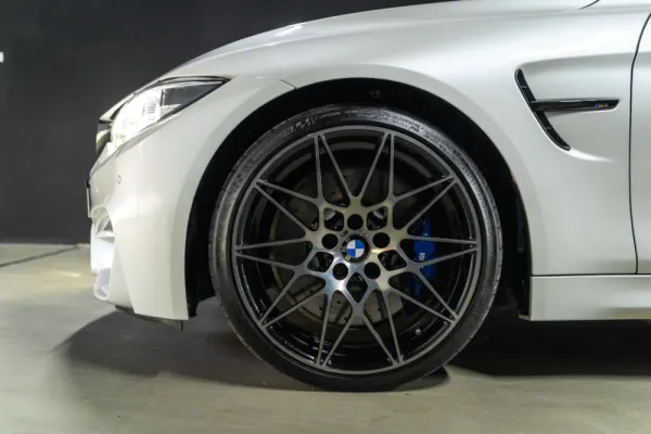 BMW M4 Outro 4