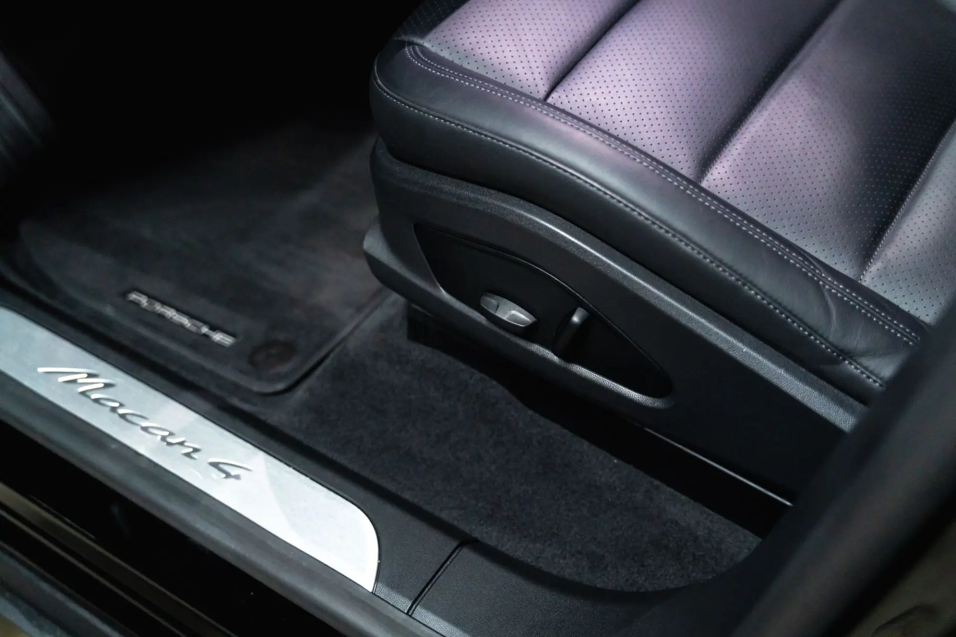 Porsche Macan Electric 4 10