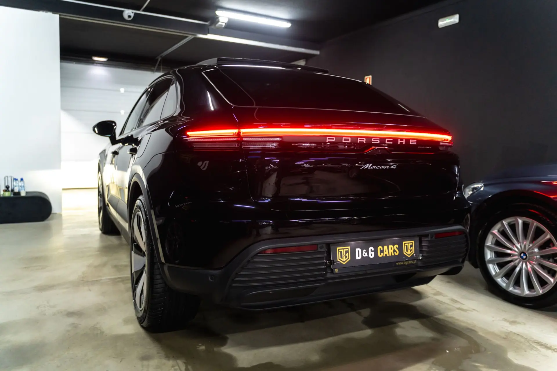 Porsche Macan Electric 4 3