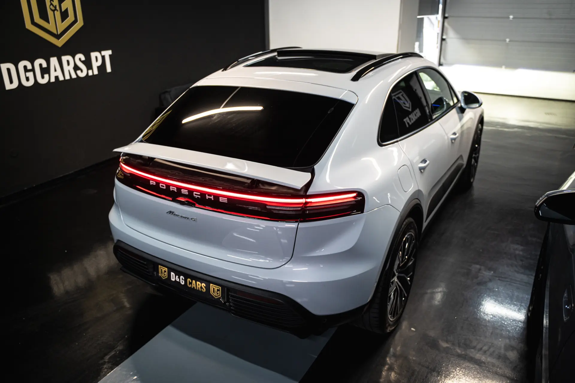 Porsche Macan Electric 4 2