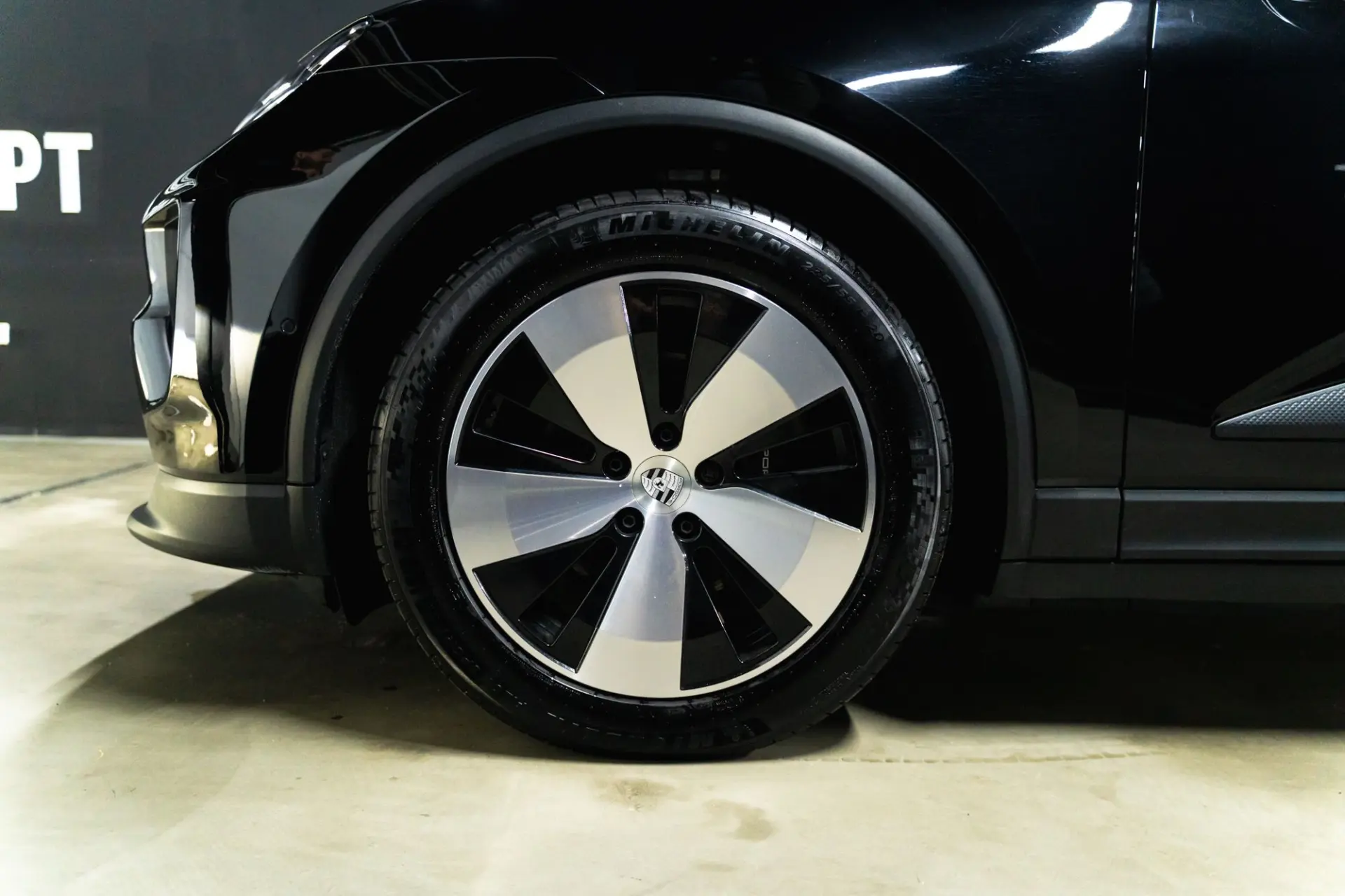 Porsche Macan Electric 4 26