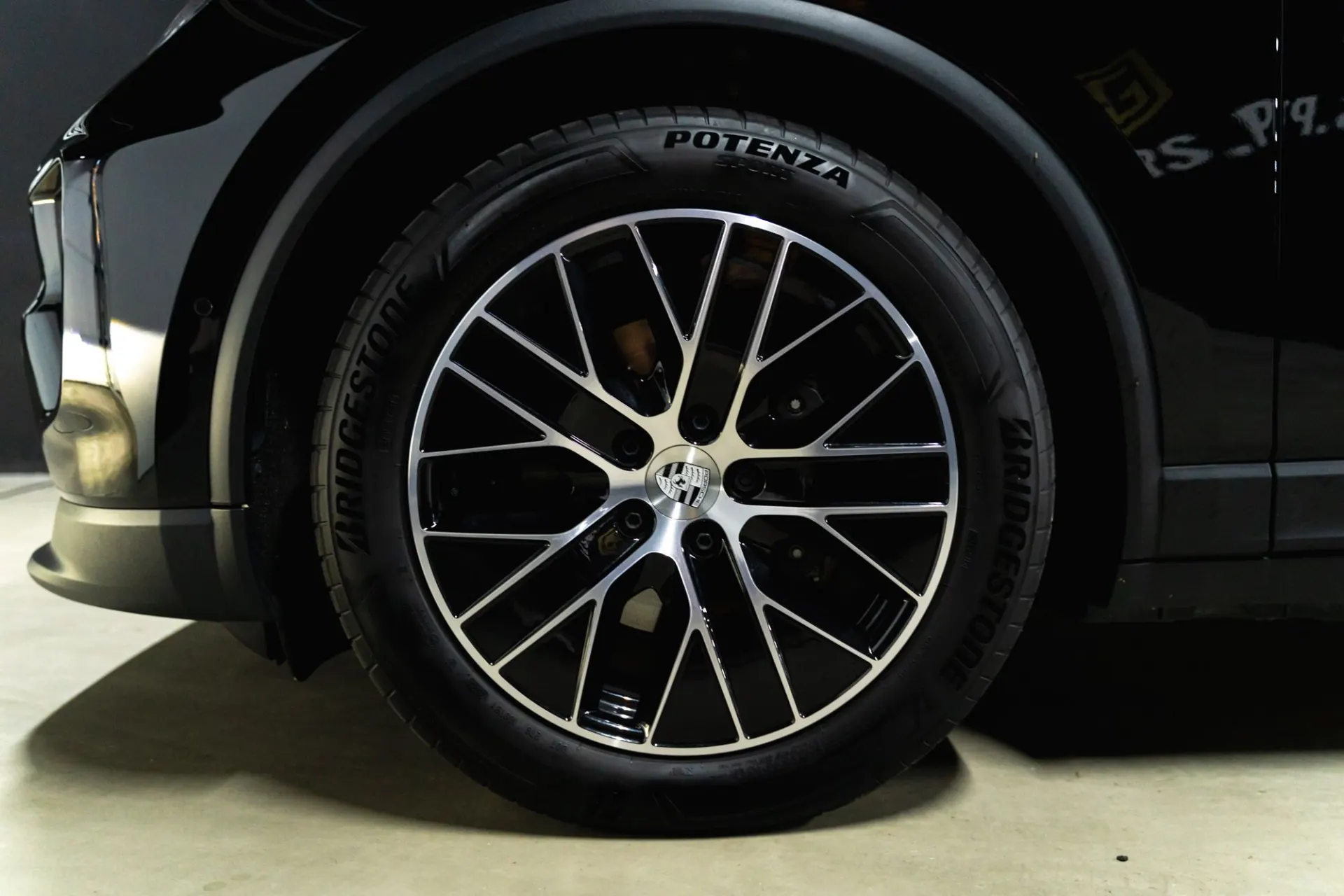 Porsche Macan Outro 24