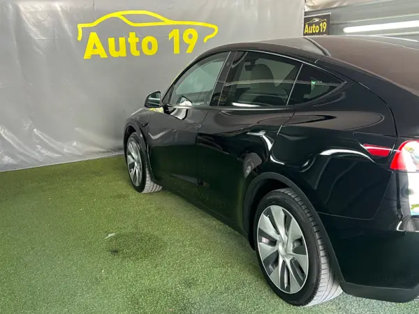 Tesla Model Y RWD 5