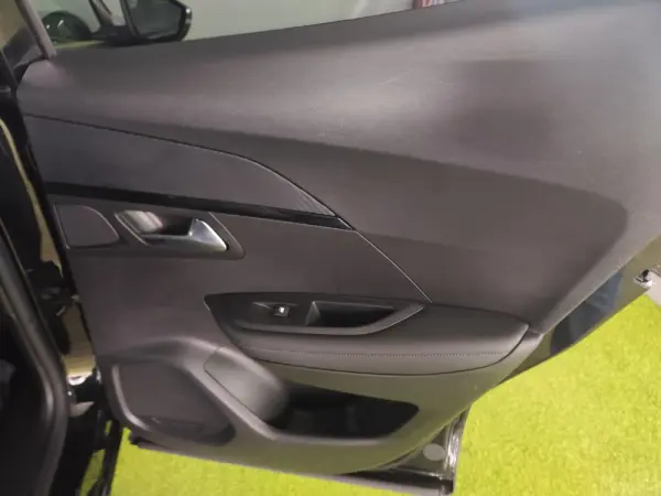 Peugeot 2008 PureTech 100 Stop&Start Allure Pack 32