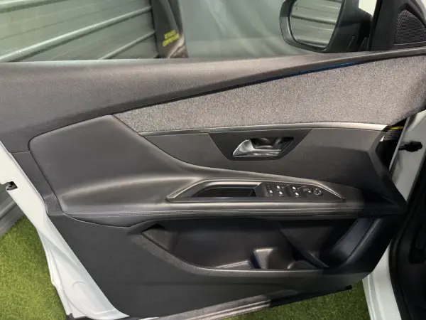 Peugeot 3008 PureTech 130 Stop & Start GPF Allure 33