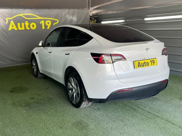Tesla Model Y RWD 5