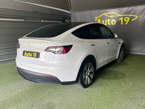 Tesla Model Y STANDARD RWD 5