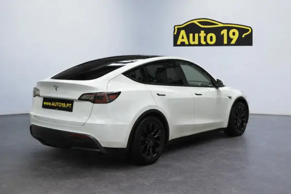 Tesla Model Y 4