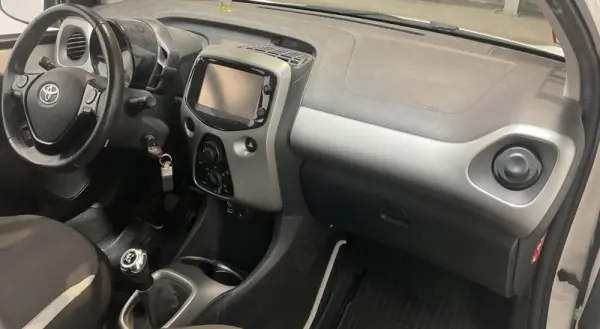 Toyota Aygo 1.0 X-Clusiv 9