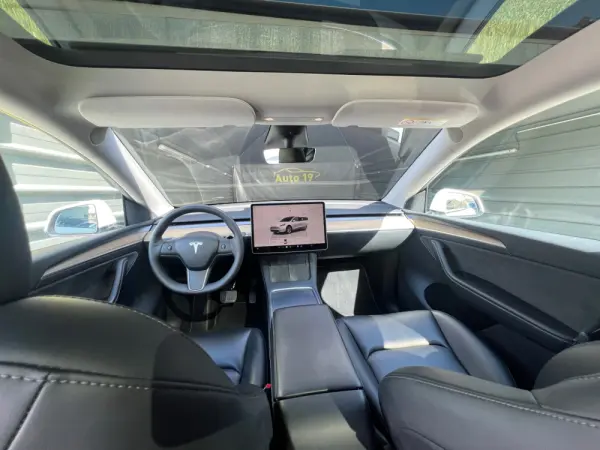 Tesla Model Y STANDARD RWD 8