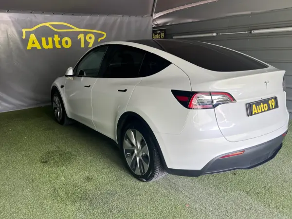 Tesla Model Y STANDARD RWD 6