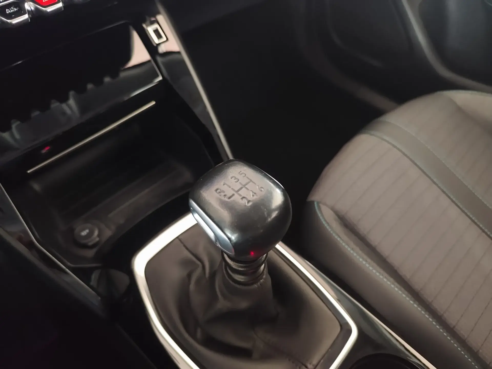 Peugeot 2008 PureTech 100 Allure 13