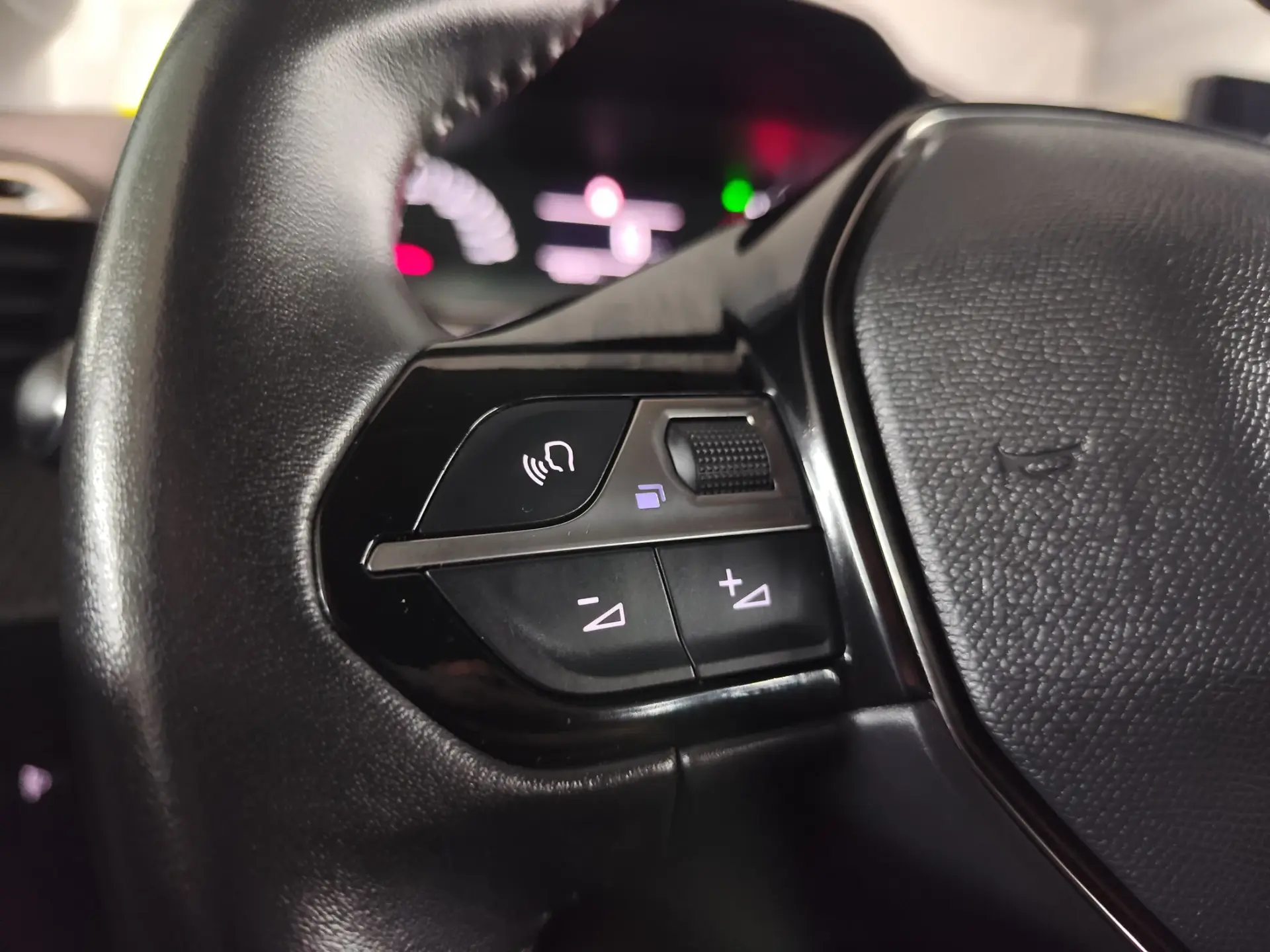 Peugeot 208 1.2 PureTech Allure 9