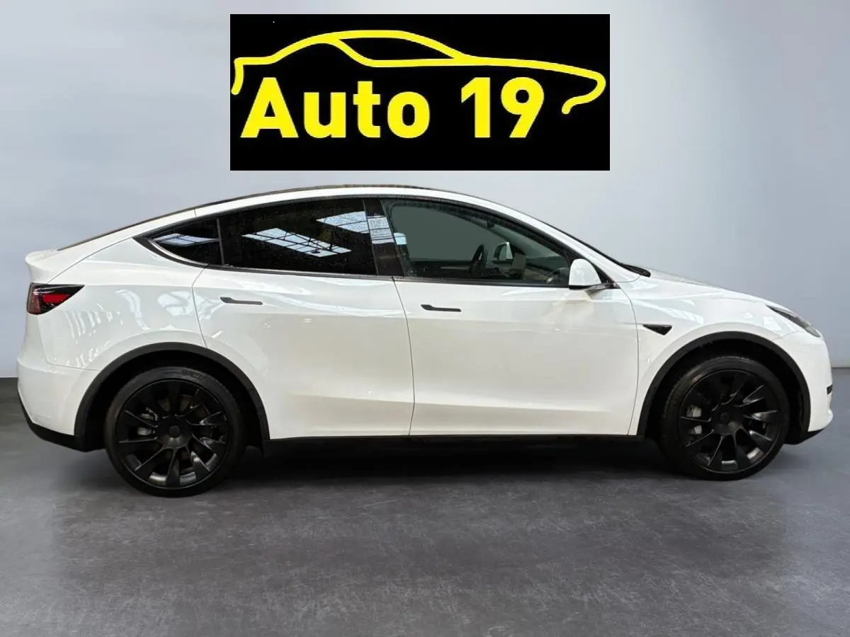 Tesla Model Y 8