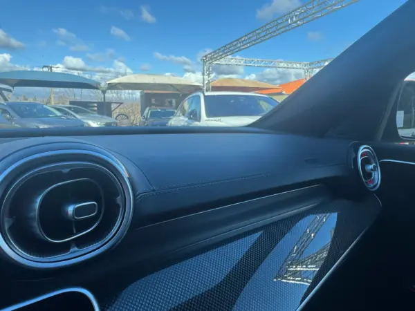 Mercedes-Benz C 300 e AMG Line 12