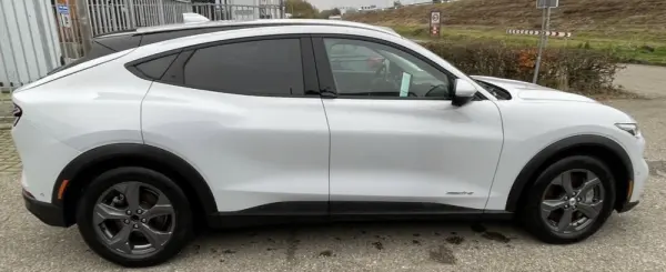 Ford Mustang Mach-E 75.7 kWh Base 16