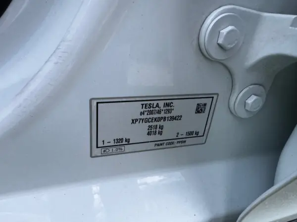 Tesla Model Y Long Range Dual Motor AWD 27