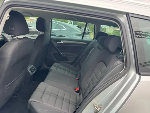 Volkswagen Golf Variant 1.6 TDi Highline DSG 23