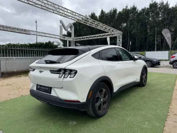 Ford Mustang Mach-E 75.7 kWh Base 3