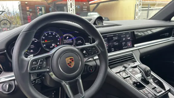 Porsche Panamera 4 E-Hybrid 12