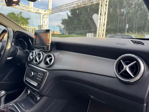 Mercedes-Benz CLA 180 d AMG Line 8