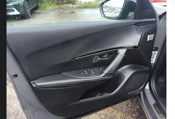 Peugeot e-2008 50 kWh GT 8