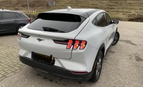 Ford Mustang Mach-E 75.7 kWh Base 2