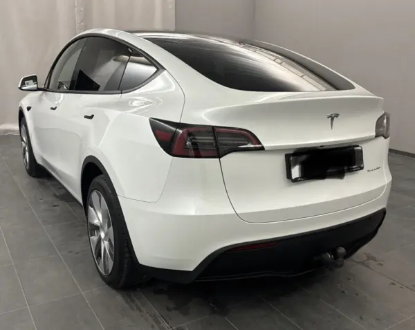Tesla Model Y Long Range Dual Motor AWD 5