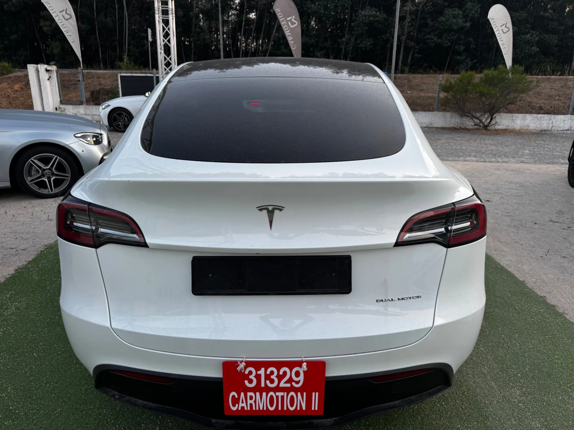 Tesla Model Y Long Range Dual Motor AWD 31