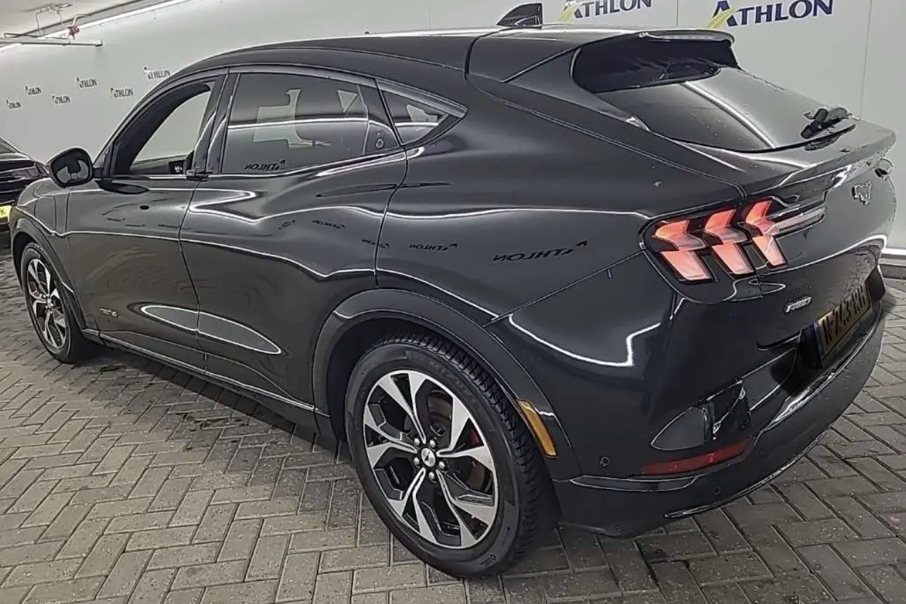 Ford Mustang Mach-E AWD 4