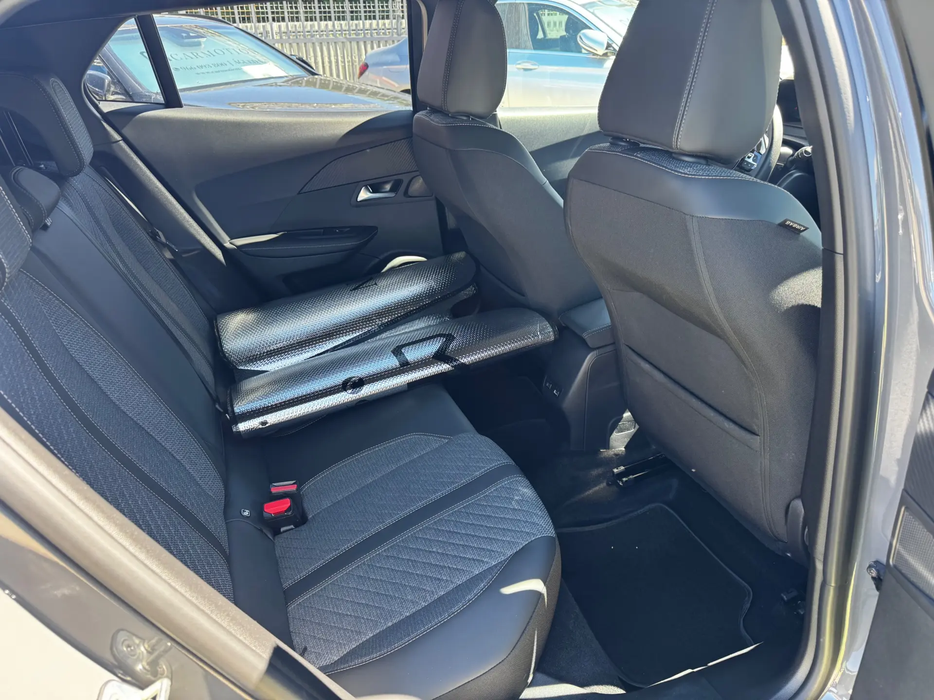 Peugeot e-2008 50 kWh Allure 12
