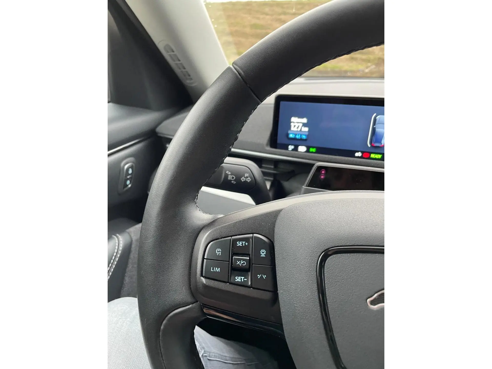 Ford Mustang Mach-E 75.7 kWh Base 8