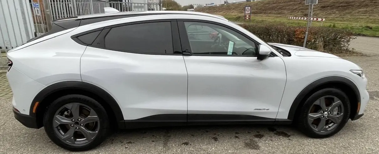 Ford Mustang Mach-E 75.7 kWh Base 16