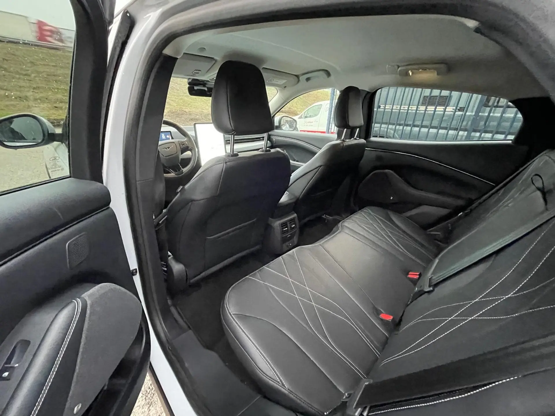 Ford Mustang Mach-E 75.7 kWh Base 7