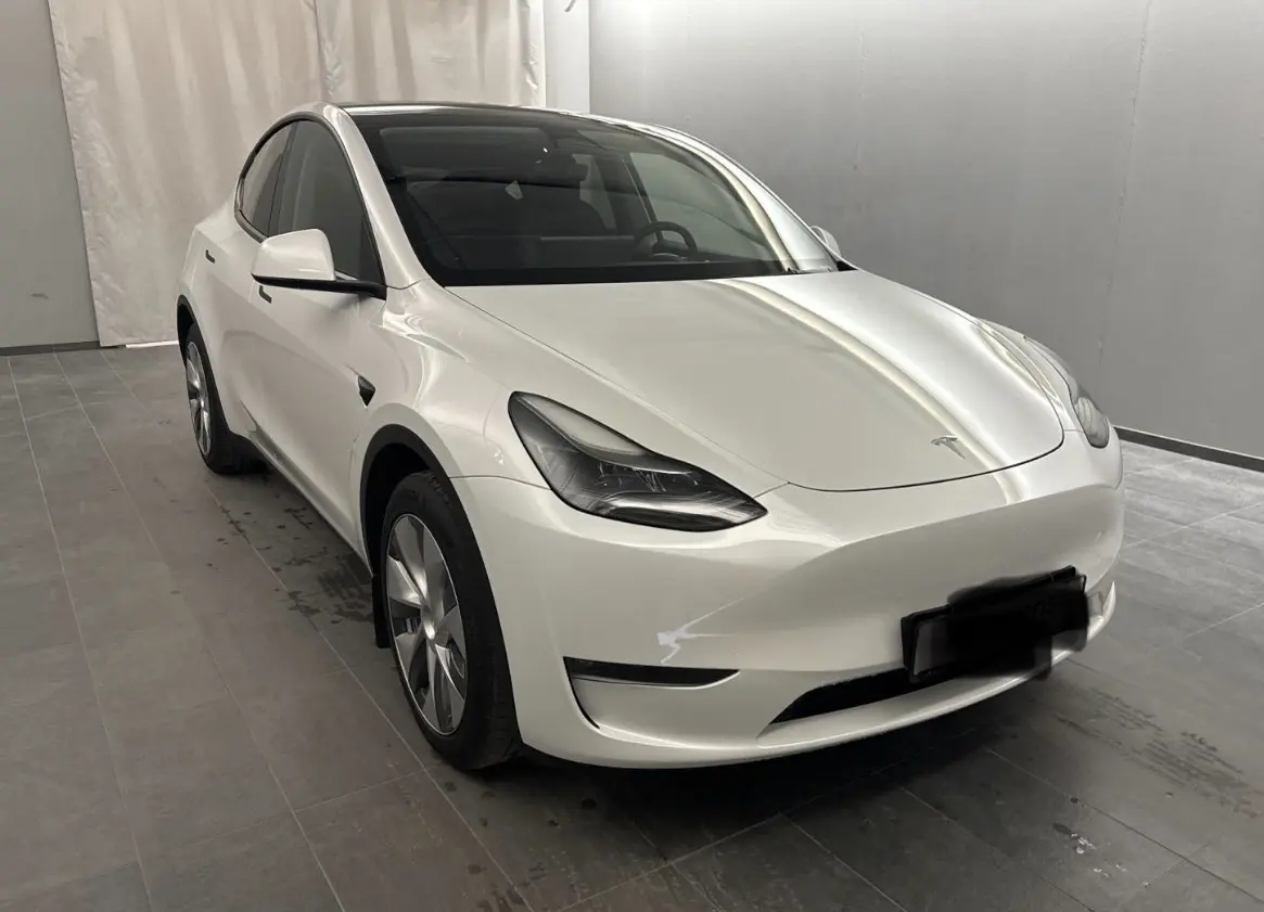 Tesla Model Y Long Range Dual Motor AWD 9
