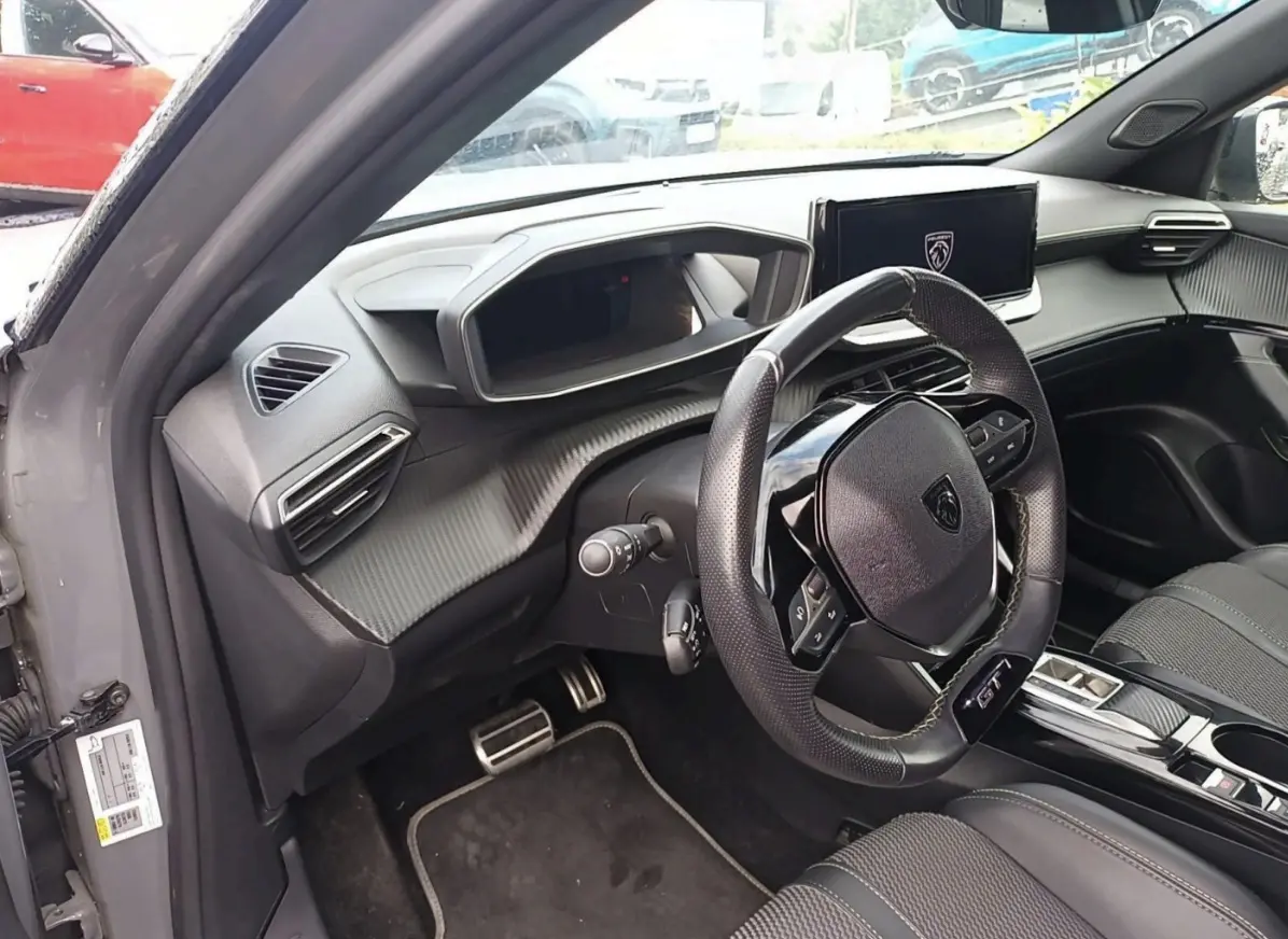 Peugeot e-2008 50 kWh GT 5