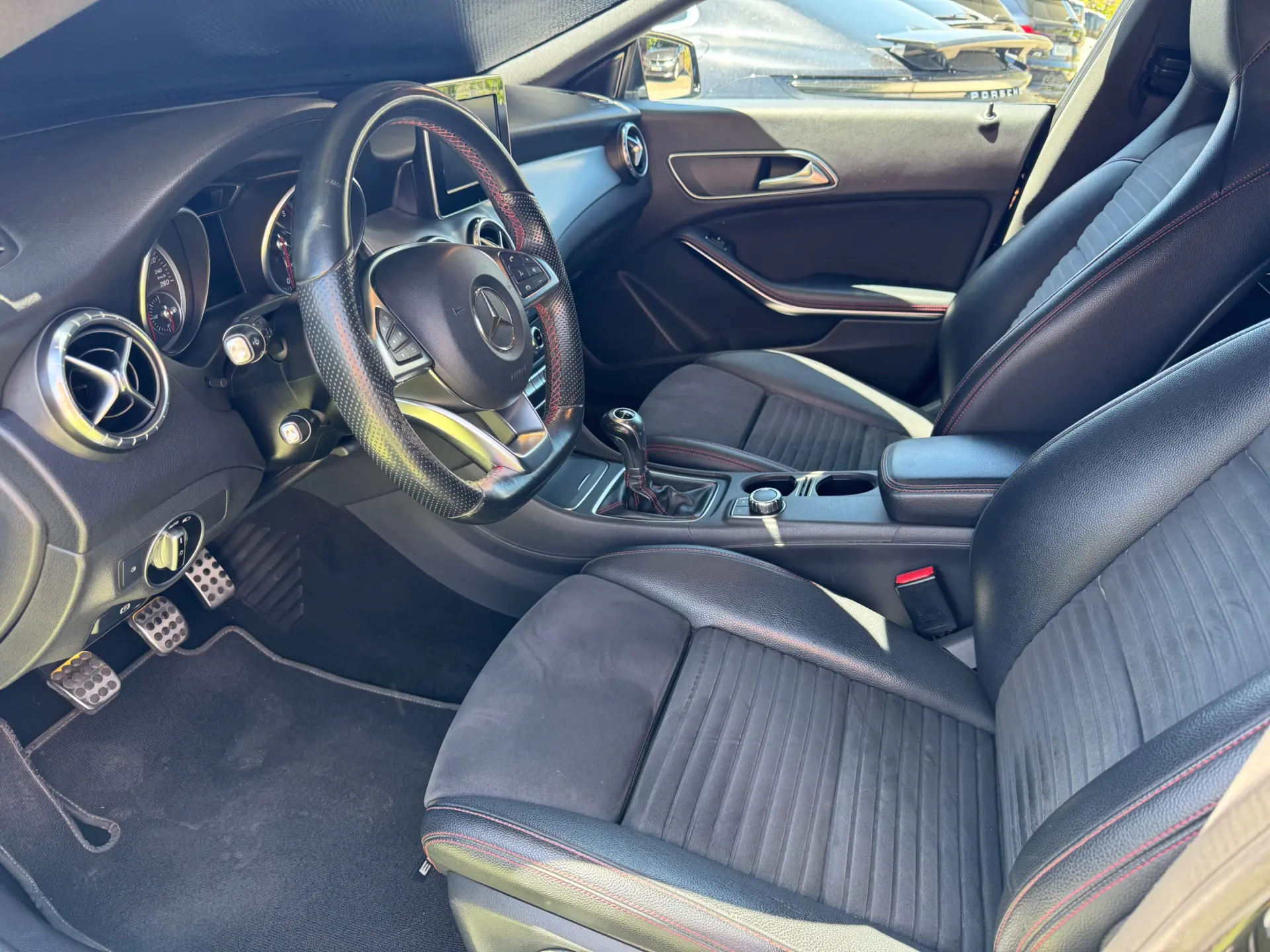 Mercedes-Benz CLA 180 d AMG Line 38