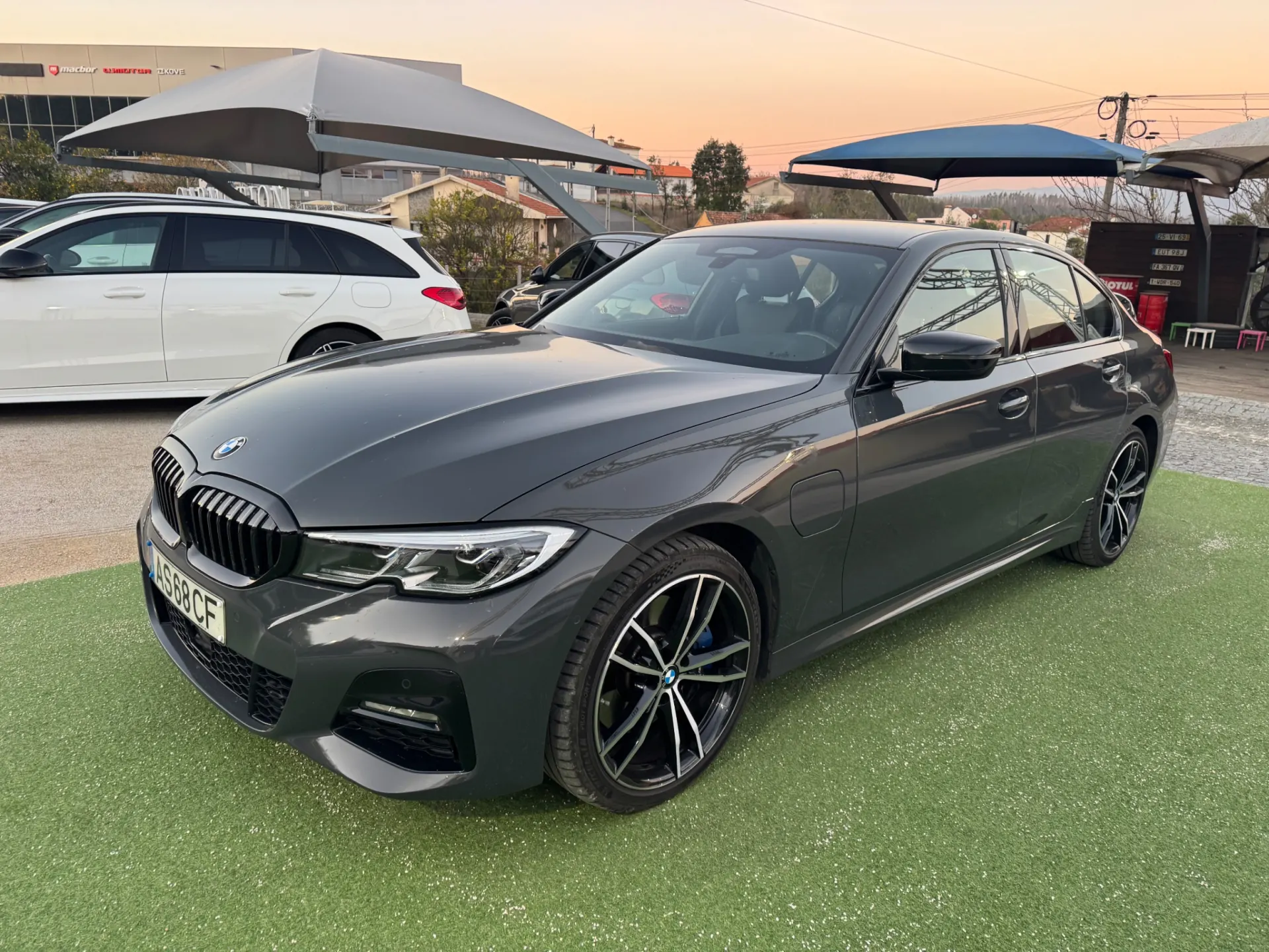 BMW 330 e Pack M Auto 1