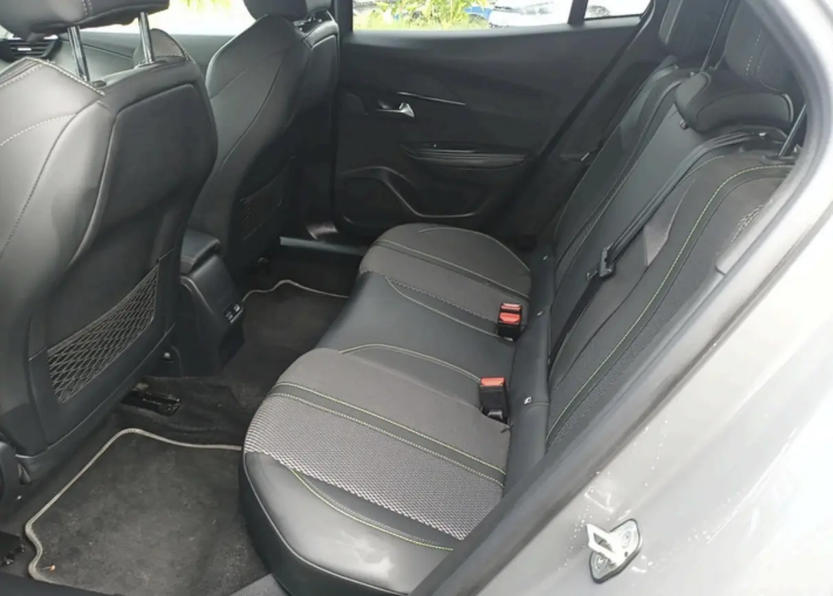 Peugeot e-2008 50 kWh GT 8